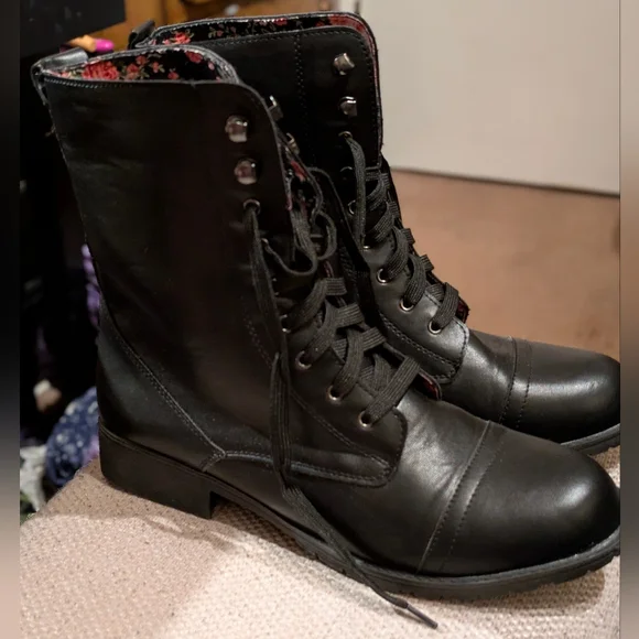 Hot Topic Black floral lined combat boots women's 11 - Picture 3 of 9